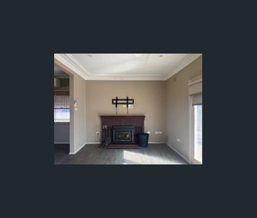 Cosy updated 2-bedroom cottage. - Photo 2