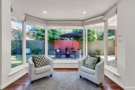 Stone fronted four bedroom family residence with dual access - Photo 3