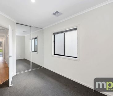 Modern Three Bedroom Home! - Photo 1
