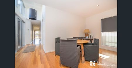 CENTRALLY LOCATED PRIVATE RESIDENCE, FULLY FURNISHED & SERVICED WEEKLY - Photo 2