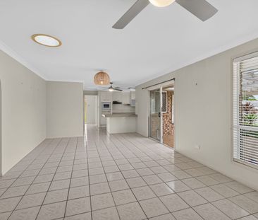 MARIDALE PARK - Family Home with Multiple living spaces and air con... - Photo 2