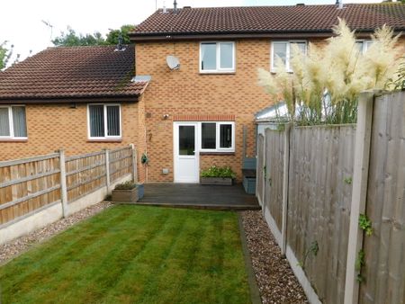 2 bedroom mid terrace to let - Photo 2