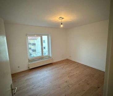 Großes Wohnzimmer mit Balkon - Photo 2