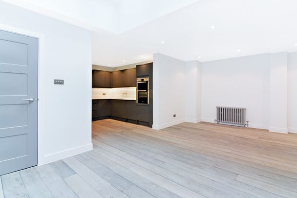 2 Bedroom Apartment, Earlham Street, Covent Garden, WC2H - Photo 1