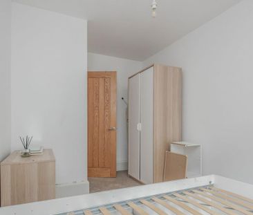 2 bedroom ground floor flat to rent - Photo 2