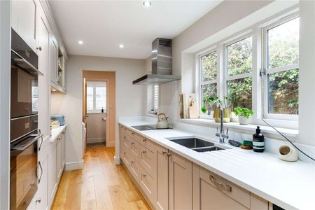 An attractive character cottage in the heart of Cookham village, with great access to amenities and renovated interiors - Photo 4