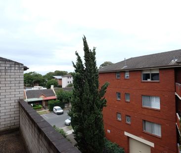 Top Floor Apartment in Prime Kensington Location - Photo 6