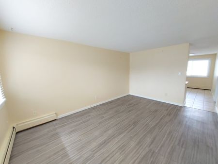 Bright 2 Bedroom Unit By Red Deer College!! - Photo 3