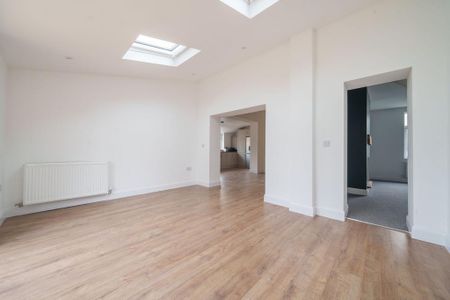 4 bedroom semi-detached house to rent - Photo 2