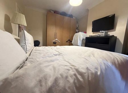 2 Bed Flat, Norbury Crescent, SW16 - Photo 2