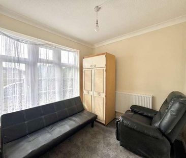 Brompton Close, Hounslow, TW4 - Photo 2
