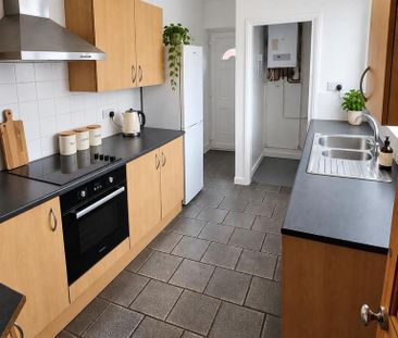 4 bedroom semi-detached house to rent - Photo 5