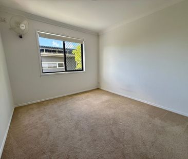 Classy and convenient townhouse in Thorneside! - Photo 2