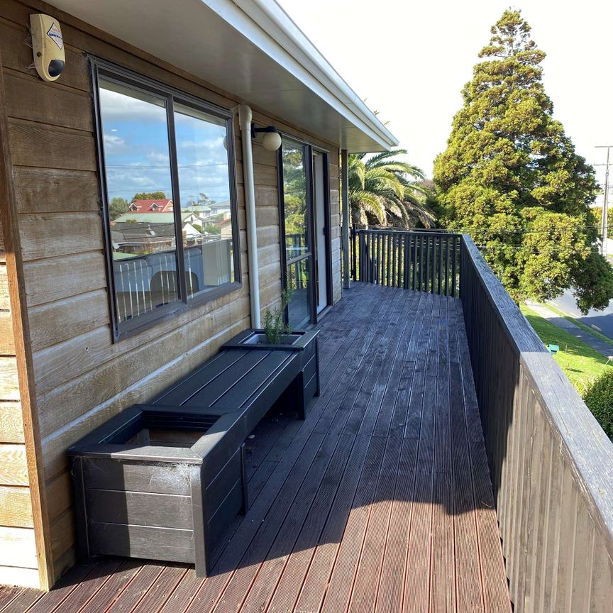 Lofty Glenfield views - Photo 1