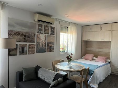 Ático duplex con terraza en el corazón de Madrid: luz, estilo y vida urbana - Photo 3