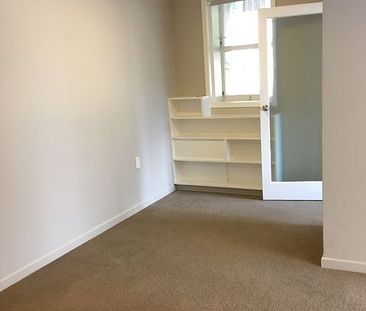 Sunny and spacious - Photo 2