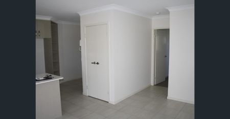 Light-Filled Apartment with Spacious Living - Photo 5