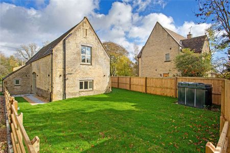 A beautiful barn conversion located in the picturesque village of Hawling - Photo 2