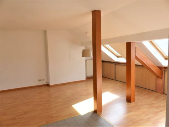 RESERVIERT*** Schöne gepflegte Dachgeschosswohnung, Stellplatz, Küche und Gartenmitbenutzung - Photo 1