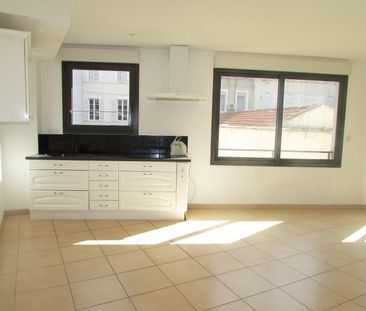 Location Appartement 2 pièces 42m² MARSEILLE 7ème - Photo 2