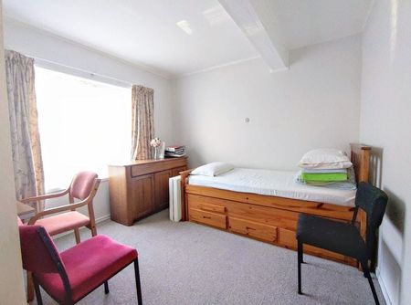 Double Grammar Zone large 5 bedroom Home - Photo 4