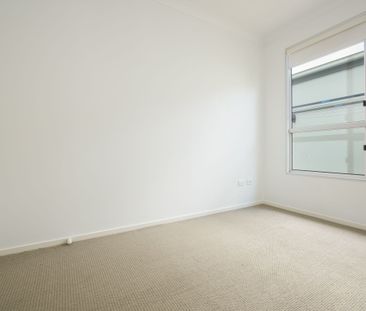 LOW MAINTENANCE HOME WITH HIGH END FINISHES & PLUNGE POOL! - Photo 5