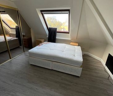 Room in a Shared Flat, Conifer Court, SW19 - Photo 5
