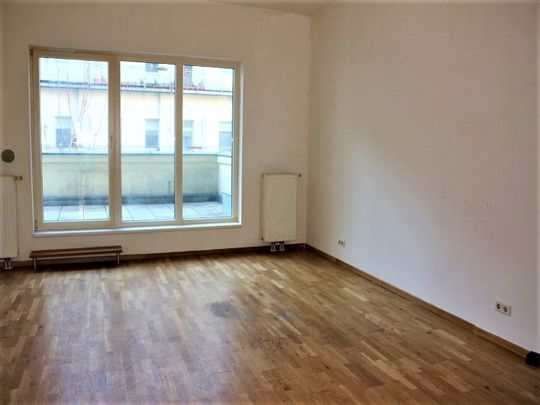 TERRASSENHIT, UNBEFRISTET, 86 m2 Altbau mit 30 m2 Freifläche, 3 Zimmer, Komplettküche, Wannenbad, Parketten, Hofruhelage - Foto 1