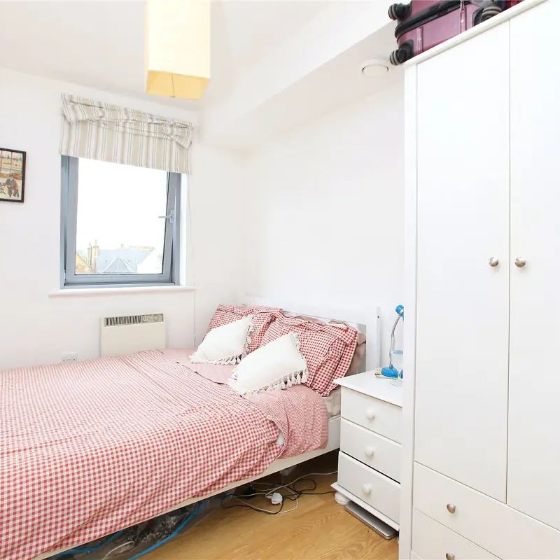 2 bedroom flat in Balham High Road - Photo 1