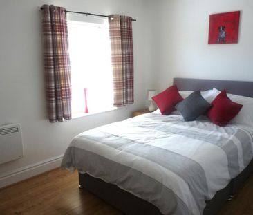 2 bedroom mews to rent - Photo 6