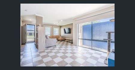 Large Family Home with Its Own Tennis Court - Photo 4