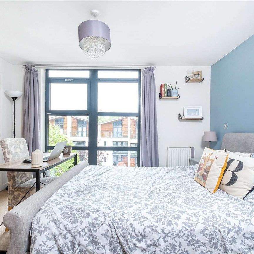 A bright one bedroom flat with a private balcony and underground parking space. - Photo 1