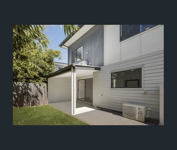 Modern 4-Bedroom Townhouse – Stylish, Spacious & Perfectly Located - Photo 2