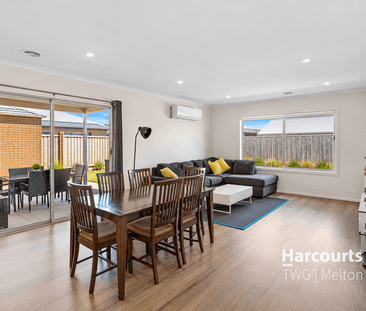 Modern Four-Bedroom Family Home Moments from the Beach in Torquay - Photo 1
