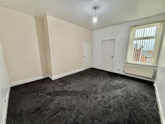3 bedroom flat to rent - Photo 1