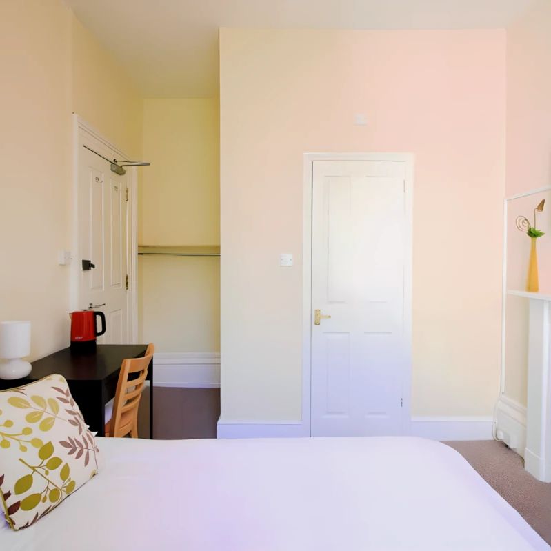 Room 8 - Photo 1