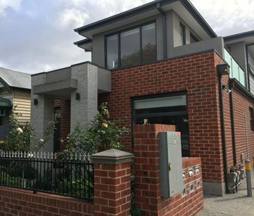 OPEN PLAN LIVING AT ITS FINEST - Photo 4