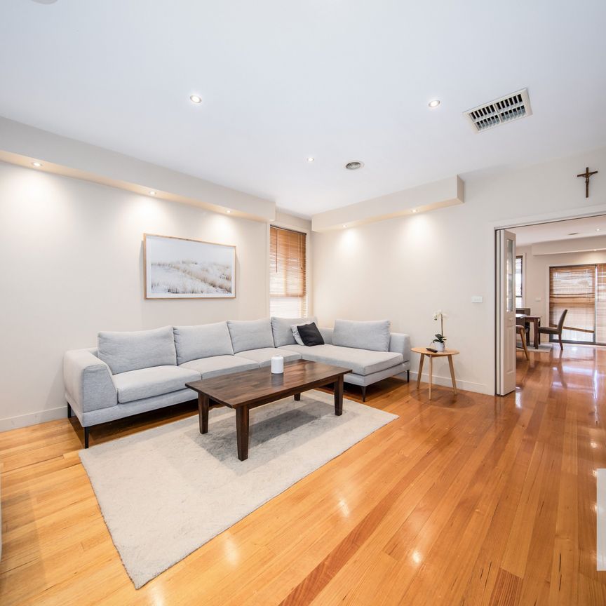 Stunning Family Home in Cairnlea - Furnished Home - Photo 1