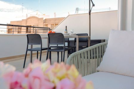 Lujoso ático de un dormitorio con terraza en Petxina, Valencia - Photo 3