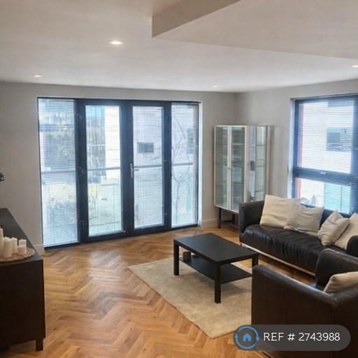 1 bedroom in a flat share to rent - Photo 1