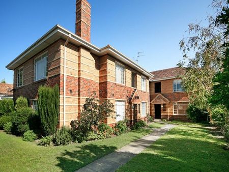 TWO BED IN LEAFY STREET! - Photo 3