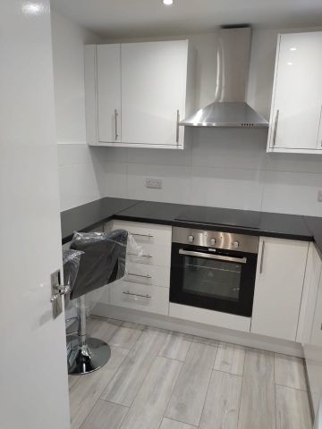 1 Bed Flat, Canberra Close, NW4 - Photo 2