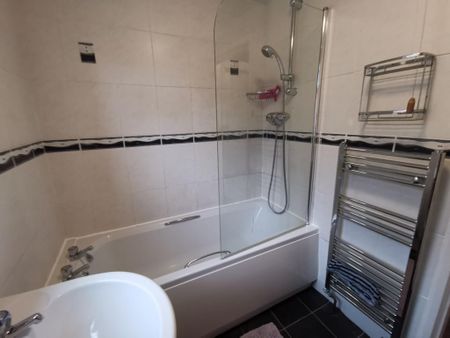 1 bedroom in a house share to rent - Photo 3