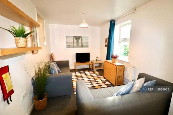 4 bedroom flat to rent - Photo 1