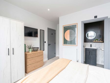 Luxurious 6 bedroom, all en-suite student house! Room 6 - Photo 4