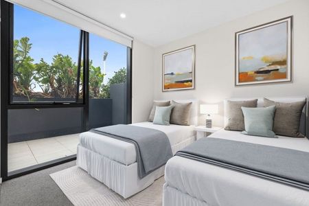 SILK ONE 2 BED 2 BATH WITH OVERSIZED COURTYARD - Photo 3