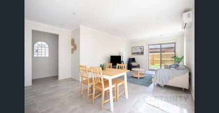 FRESHLY FURNISHED CO-LIVING SPACE – RENT INCLUDES ALL UTILITIES! 1 Weeks rent! - Photo 2