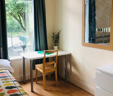 Stunning 6 bedroom student property with 2 modern bathrooms - Photo 5