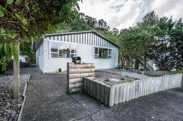 52 Kiwi Crescent, Tawa - Photo 1