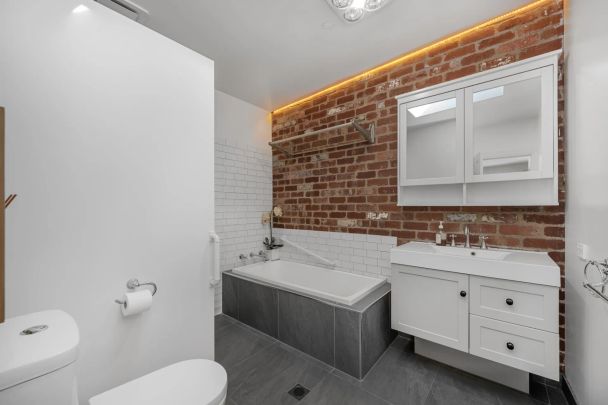 Character, Comfort & Convenience – Renovated Cottage with Studio Retreat - Photo 1